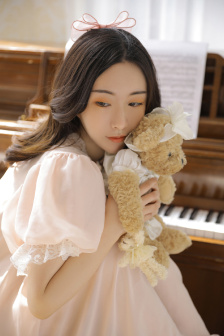 家公对儿媳妇动手脚该跟老公说吗